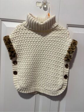 Cream Cable-Knit Turtleneck Poncho with Faux Fur Trim and matching purse 2T